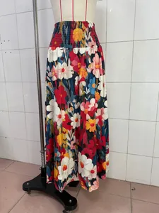 Eleganter böhmischer Maxirock mit Blumendruck und hoher elastischer Taille auf Schaufensterpuppe