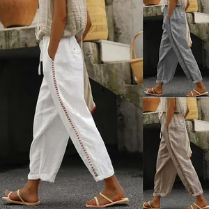 Vue détaillée du pantalon raccourci en lin avec dentelle ajourée et plusieurs couleurs.