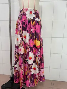 Detailansicht eines Maxirocks mit Bohème-Blumenmuster und elastischem Bund