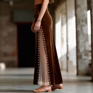Jupe longue vintage en velours marron avec empiècement en résille et perles pour femme.