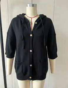 Detail eines schwarzen Strick-Cardigans mit Kapuze und Knopfleiste