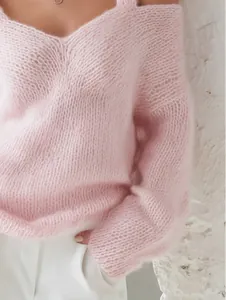 Suéter de punto rosa con cuello en V y hombros descubiertos para mujer, estilo invernal elegante.