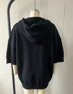 Detaillierte Rückansicht eines schwarzen gestrickten Damen-Cardigans mit Kapuze