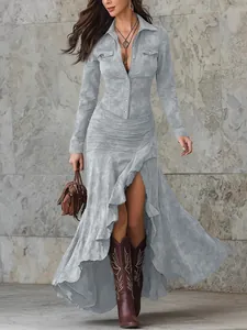 Detailweergave van grijze slim-fit jurk met asymmetrische ruches en hoge split