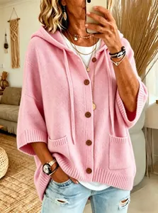 Detailansicht eines rosa gestrickten Kapuzen-Cardigans mit Holzknöpfen und Fronttaschen