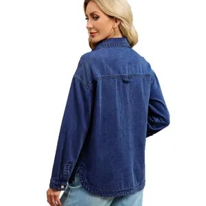 Giacca a camicia in denim vintage da donna blu slavato, taglio ampio con spacco laterale