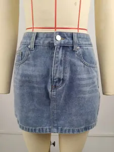 Gros plan d'une mini-jupe en jean délavé bleu avec effets de moustaches sur un mannequin