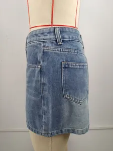 Vue détaillée d'une mini-jupe en jean délavé bleu clair avec des poches latérales
