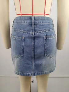 Vue arrière détaillée d'une mini-jupe en jean délavé bleu clair sur un mannequin.