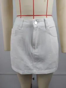 Vue détaillée d'une mini-jupe en jean blanc présentée sur un mannequin de couture pro