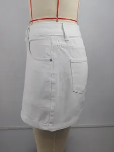 Vue latérale d'une mini-jupe en jean blanc sur un mannequin montrant les poches