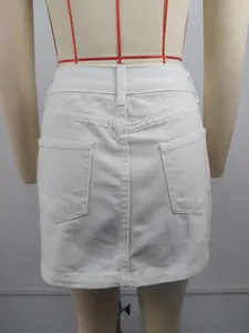 Vue détaillée de l'arrière d'une mini-jupe en jean blanc avec poches.