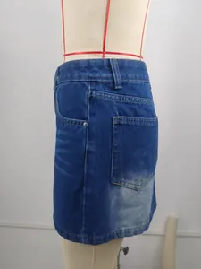 Vue latérale détaillée d'une mini-jupe en jean délavé tendance avec effet moustaches