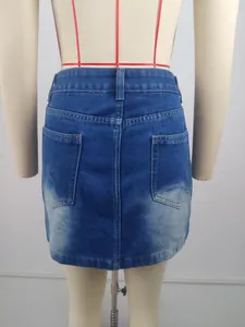 Vue arrière d'une mini-jupe en jean bleu délavé tendance avec poches sur un mannequin de couture