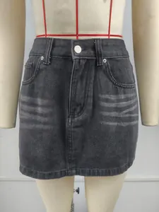 Vue détaillée d'une mini-jupe en jean noir avec délavage moustache sur mannequin