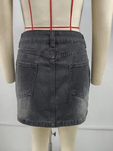 Vue arrière d'une mini-jupe tendance en jean noir délavé avec des poches classiques