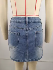 Vue arrière détaillée d'une mini-jupe en jean bleu délavé sur un mannequin de couture