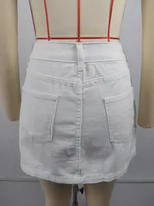 Vue détaillée de l'arrière d'une mini-jupe en jean blanc avec deux poches sur un mannequin.