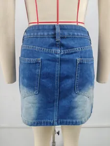 Détail de la vue arrière d'une mini-jupe en jean délavé avec poches et passants