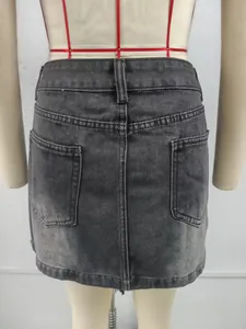 Vue arrière d'une mini-jupe en jean délavé gris foncé montrant les poches et les coutures
