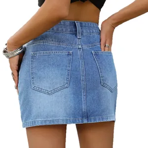 Mini-jupe en denim délavé pour femme, taille haute, vue arrière avec poches classiques.