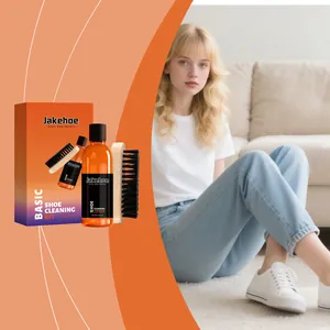Kit complet de nettoyage pour chaussures avec brosses et formule dans un cadre de vie
