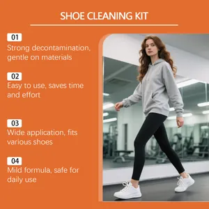 Vue lifestyle de baskets blanches propres dans une salle de sport montrant le kit de nettoyage