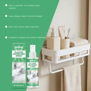 Dettaglio dello spray sbiancante per plastica Jakehoe nel bagno