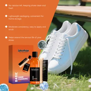 Détail du kit de nettoyage de chaussures JAKEHOE avec brosses et résultats sur baskets.