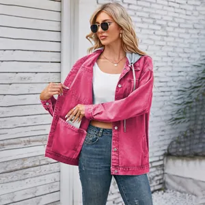 Vue détaillée d'une veste en jean délavé fuchsia pour femme avec capuche et poches