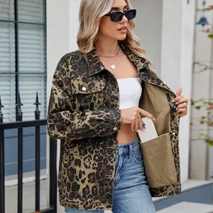Détail d'une veste en jean imprimé léopard avec une grande poche intérieure pratique