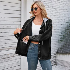 Vue détaillée de la poche intérieure fonctionnelle sur une veste en jean noire vintage à capuche