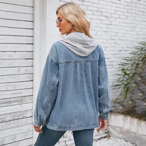 Vue arrière d'une veste en jean à capuche délavée vintage pour femme, coupe oversize