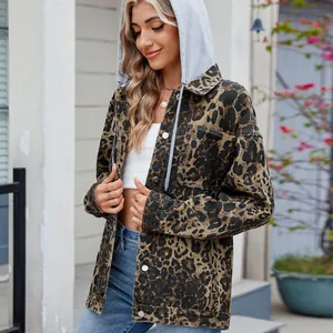 Détail d'une veste en jean léopard vintage pour femme avec capuche et boutons argentés