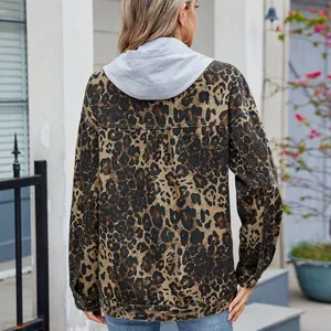 Vue détaillée de l'arrière d'une veste en jean vintage à imprimé léopard avec capuche grise