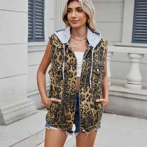 Modische Jeansweste mit Kapuze und Leopardenmuster, getragen von einem Modell