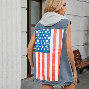 Damen Vintage-Jeansweste mit Kapuze und großem USA-Flaggen-Print auf dem Rücken.
