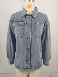 Détail de la face avant d'une veste en jean vintage avec poches et boutons en métal