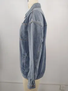 Vue de côté d'une veste en jean rétro délavée pour femme avec détails de poches.