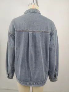 Vue arrière d'une veste en jean vintage délavé bleu clair surdimensionnée femme
