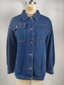 Détail de face d'une veste en jean bleu délavé vintage sur un mannequin de couture