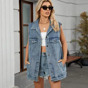 Detailansicht einer Vintage-Denim-Weste in Übergröße mit heller Waschung