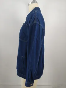 Détail de profil d'une veste en jean délavé bleu foncé vintage sur un mannequin