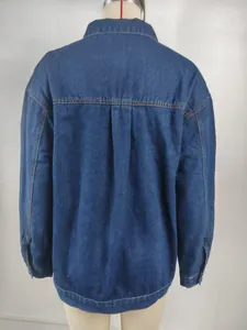 Vue arrière détaillée d'une veste en jean bleu foncé délavé vintage sur un mannequin