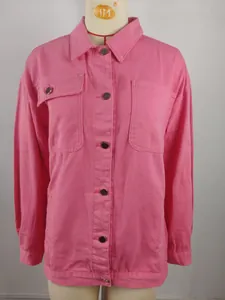 Vue de face d'une veste en jean rose délavé pour femme sur un mannequin de couture.