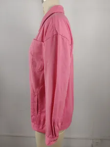 Détail de profil d'une veste en jean rose délavé vintage pour femme sur mannequin.
