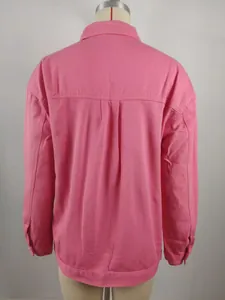 Vue arrière d'une veste en jean rose délavée sur un mannequin