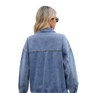 Veste en jean bleu délavé rétro classique pour femme avec une vue arrière oversize élégante