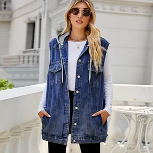 Stylische Vintage-Jeansweste mit Kapuze für Damen, locker geschnitten in verwaschenem Blau.