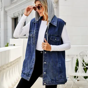 Lässige Oversize-Damenweste aus blauem Vintage-Denim mit grauer Kapuze im Detail